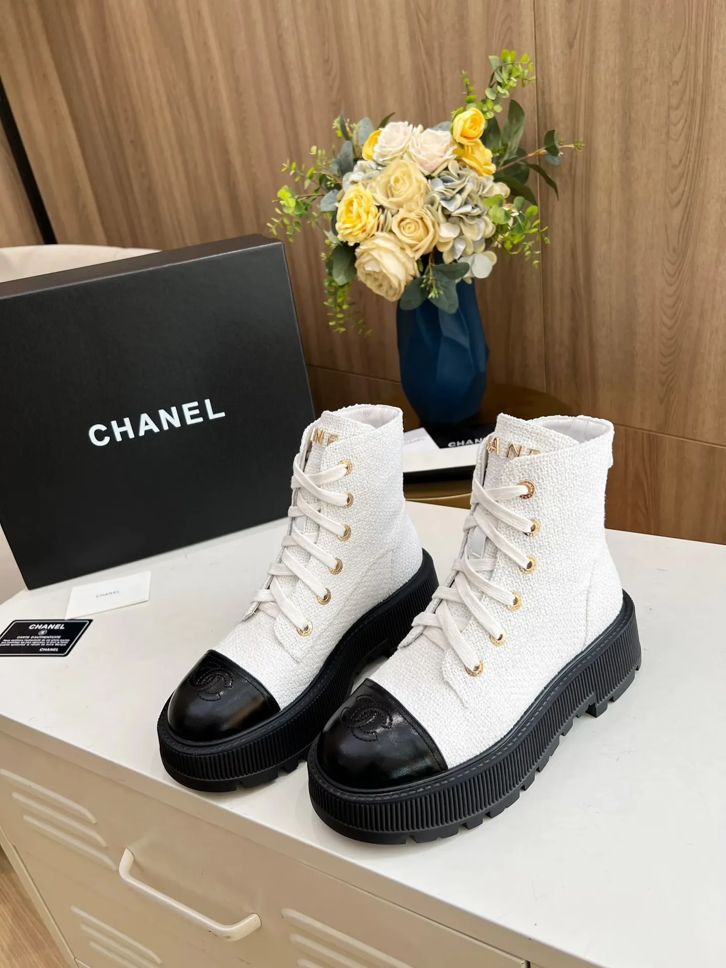 👟👟Ex-factory price 560👟👟 The original model of the new autumn and winter Chanel ankle boots✅ The strap design is super easy to put on and take off, the toe logo is electro-embroidered, the tongue is also a metal brand logo, fabric: special material, lining/foot pads: cow lining, ultra-light rubber non-slip and wear-resistant outsole, color: black, white, blue, code number: 34-41 (34, 41 need to be customized) Packaging: cloth bag card